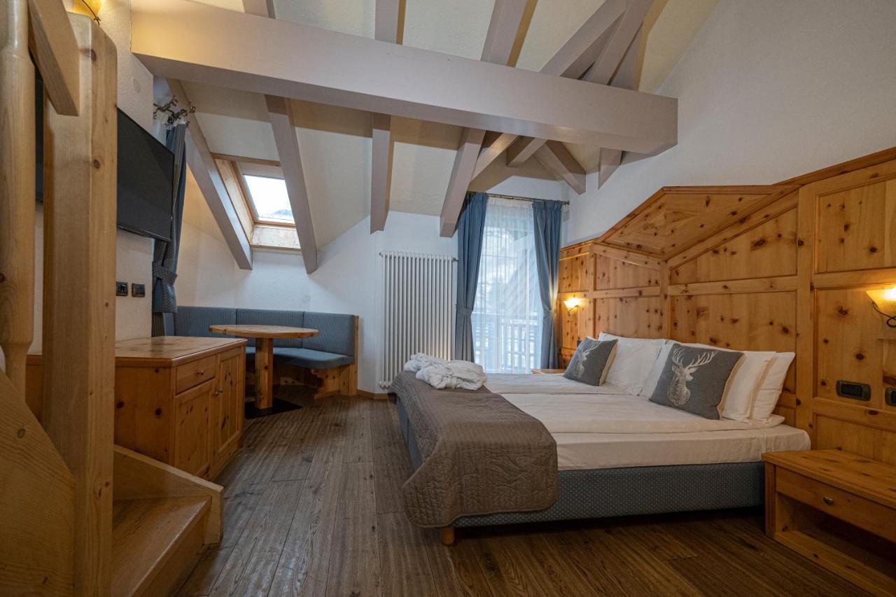Hotel Soreghes Gran Chalet กัมปีเตลโลดีฟัสซา ภายนอก รูปภาพ