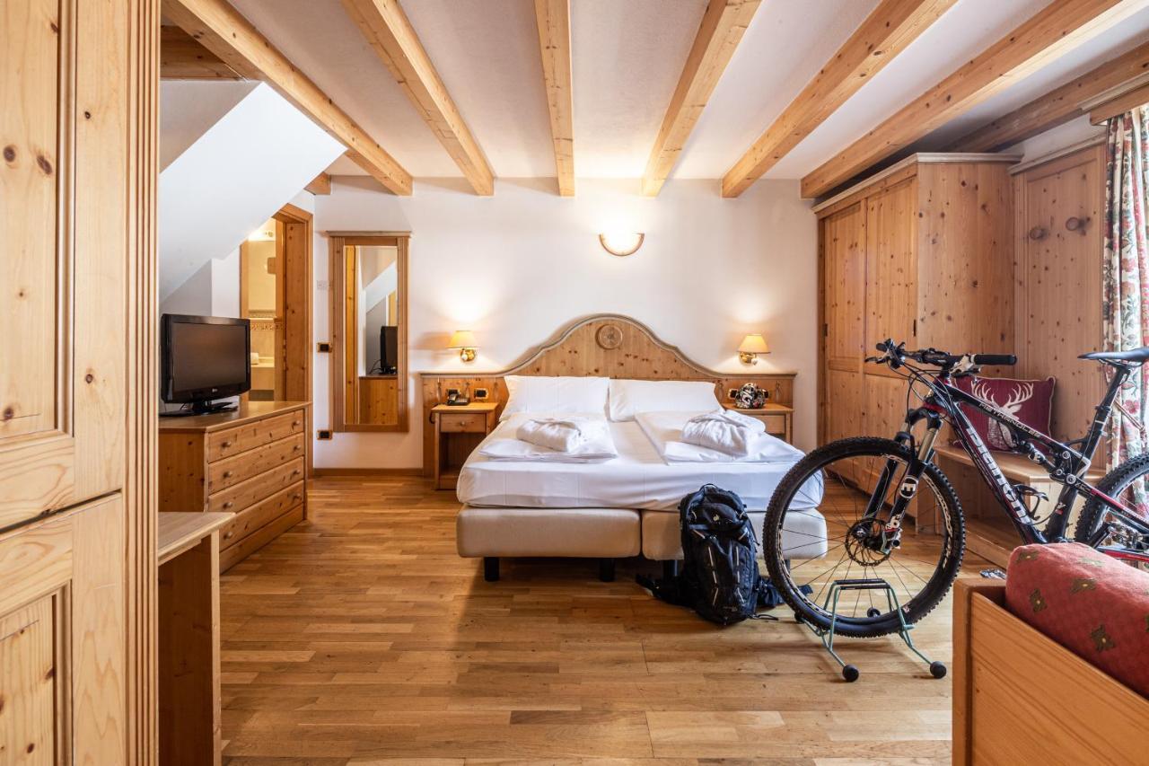 Hotel Soreghes Gran Chalet กัมปีเตลโลดีฟัสซา ภายนอก รูปภาพ