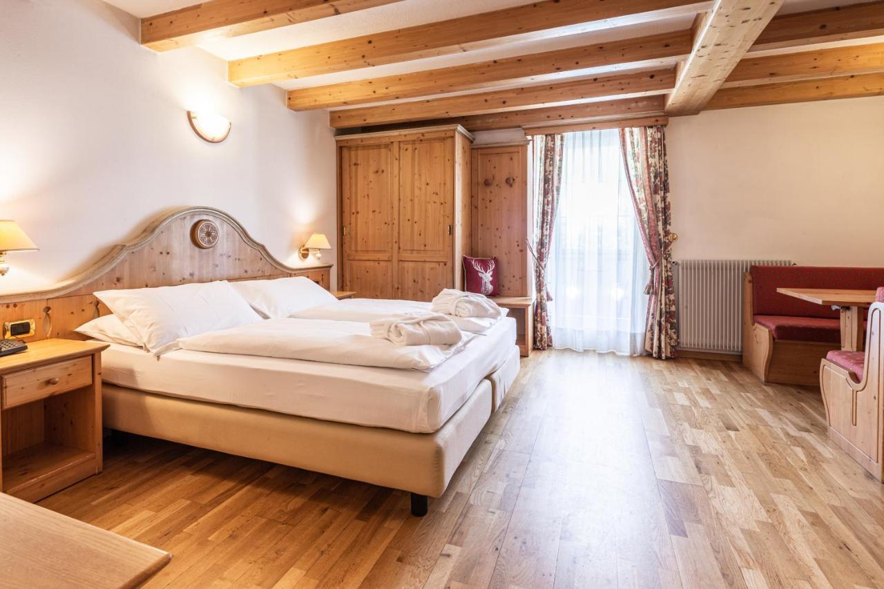 Hotel Soreghes Gran Chalet กัมปีเตลโลดีฟัสซา ภายนอก รูปภาพ