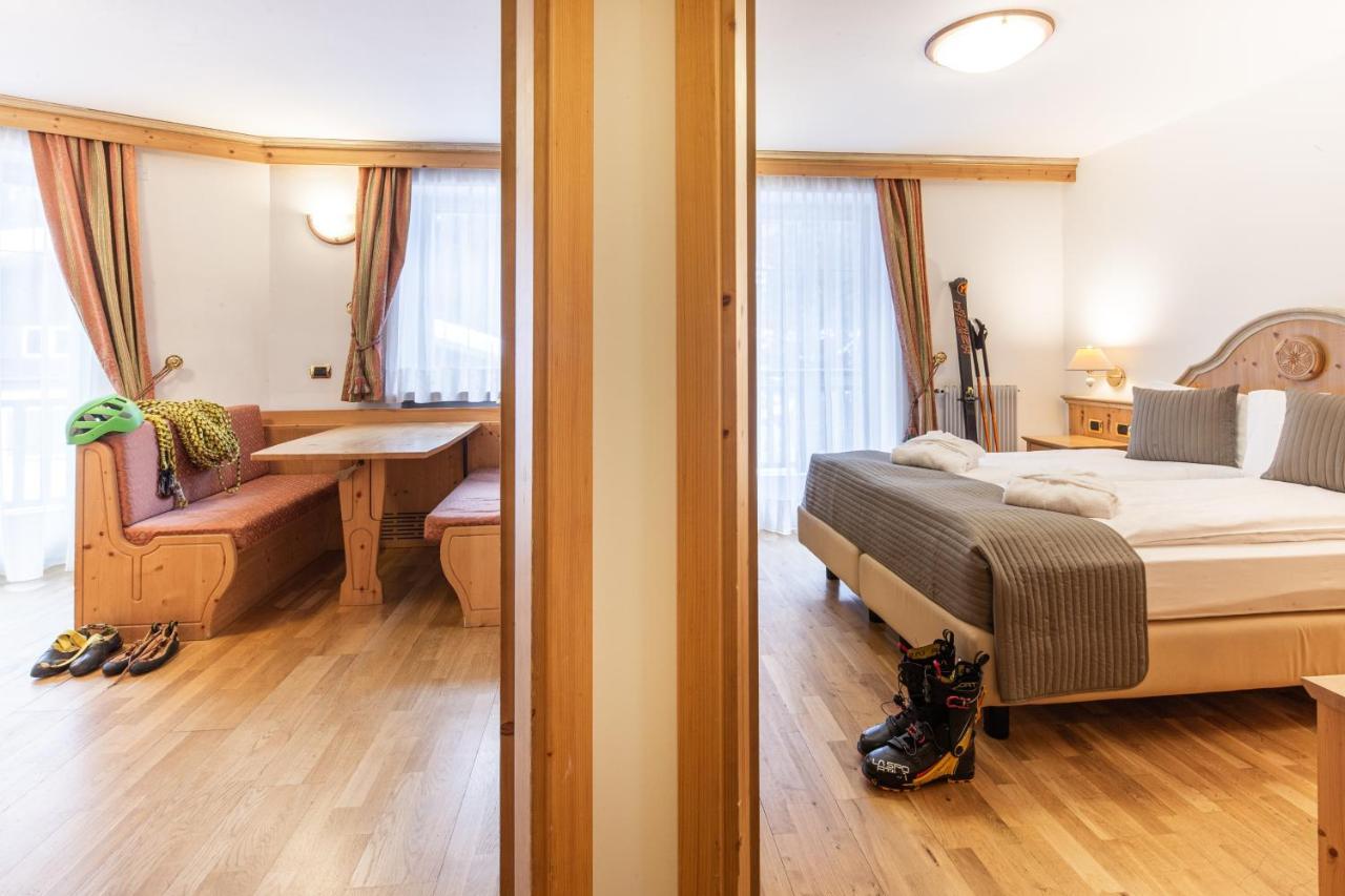 Hotel Soreghes Gran Chalet กัมปีเตลโลดีฟัสซา ภายนอก รูปภาพ