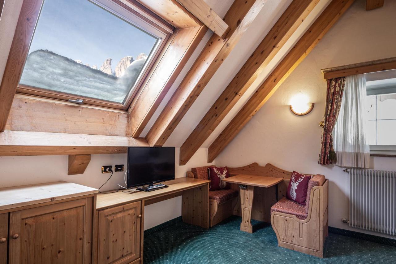 Hotel Soreghes Gran Chalet กัมปีเตลโลดีฟัสซา ภายนอก รูปภาพ