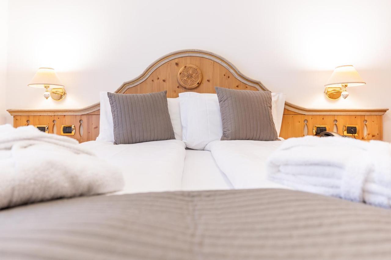 Hotel Soreghes Gran Chalet กัมปีเตลโลดีฟัสซา ภายนอก รูปภาพ