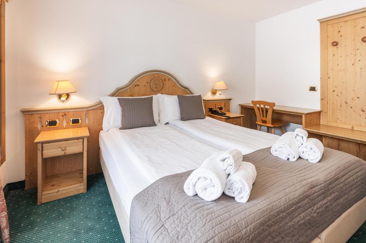 Hotel Soreghes Gran Chalet กัมปีเตลโลดีฟัสซา ภายนอก รูปภาพ