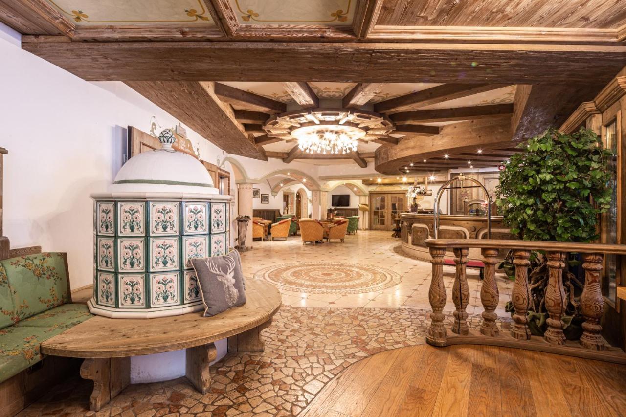 Hotel Soreghes Gran Chalet กัมปีเตลโลดีฟัสซา ภายนอก รูปภาพ