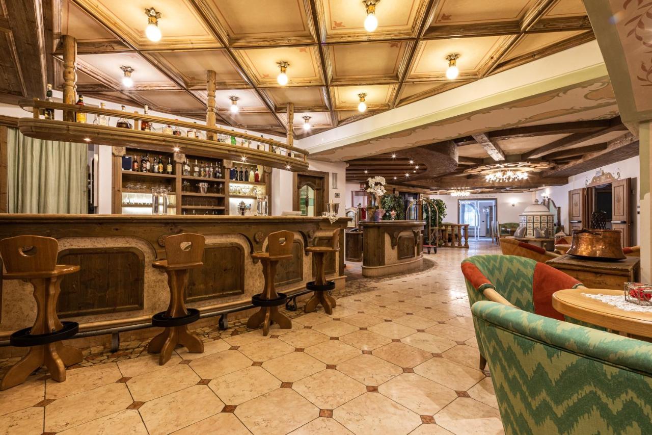 Hotel Soreghes Gran Chalet กัมปีเตลโลดีฟัสซา ภายนอก รูปภาพ