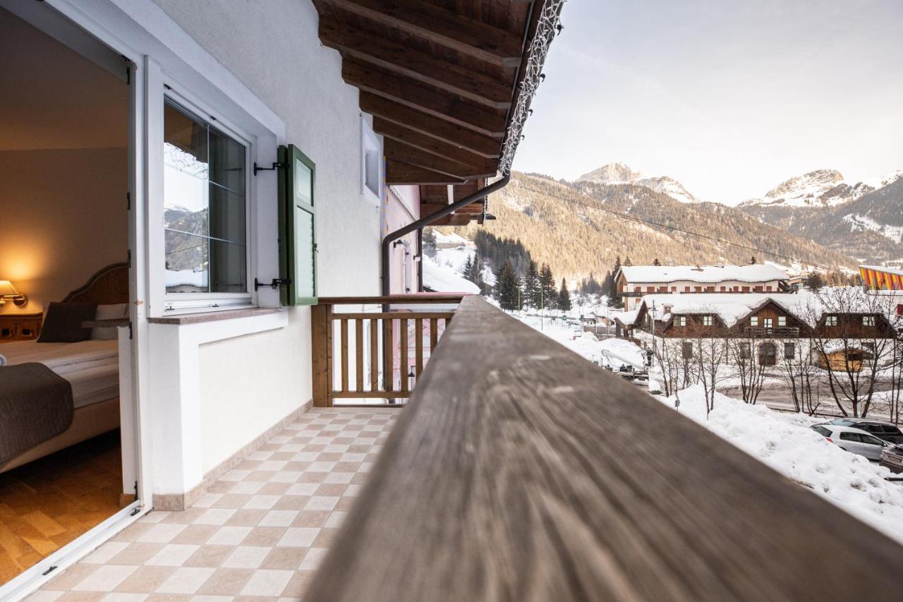Hotel Soreghes Gran Chalet กัมปีเตลโลดีฟัสซา ภายนอก รูปภาพ