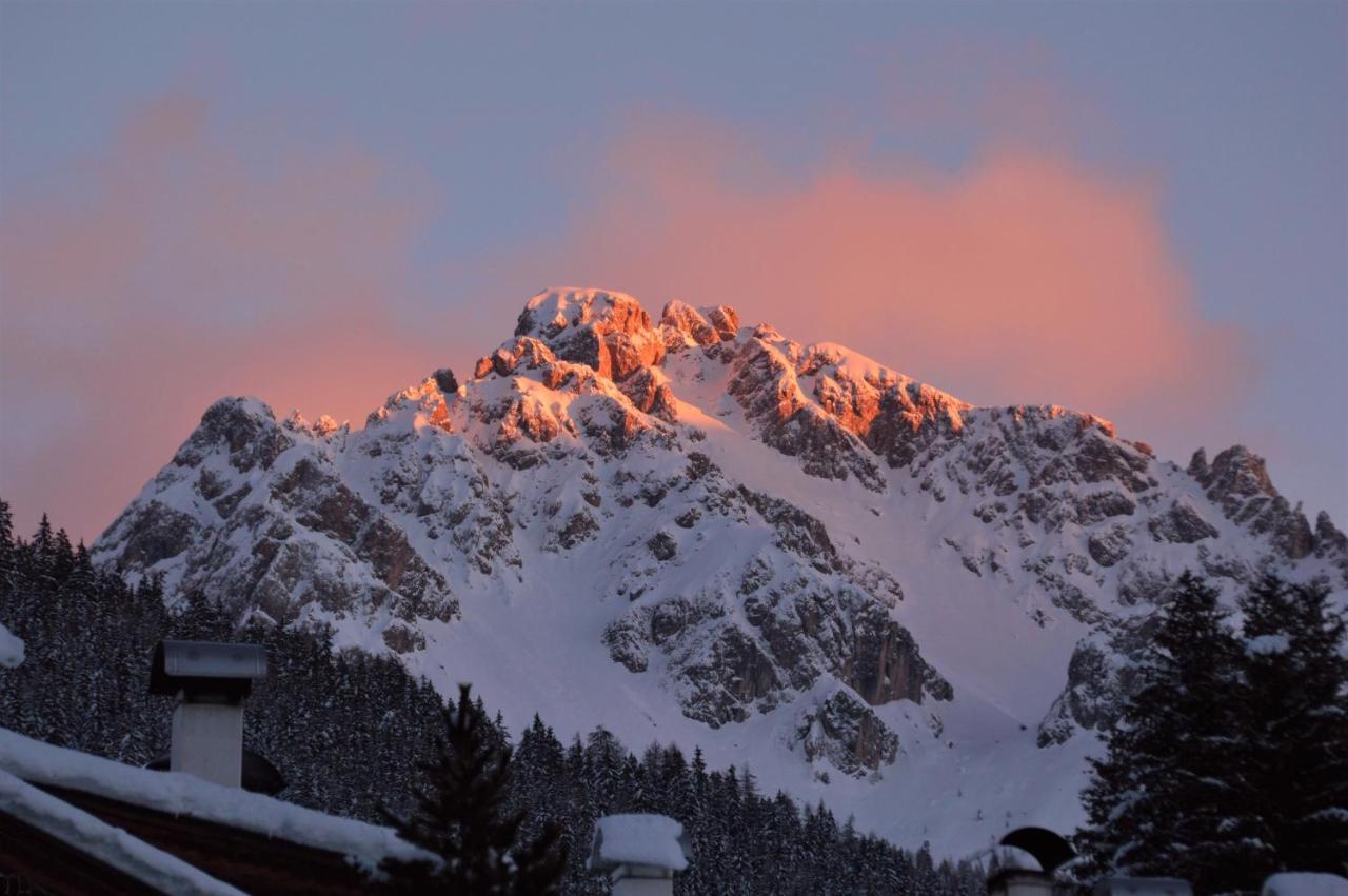 Hotel Soreghes Gran Chalet กัมปีเตลโลดีฟัสซา ภายนอก รูปภาพ