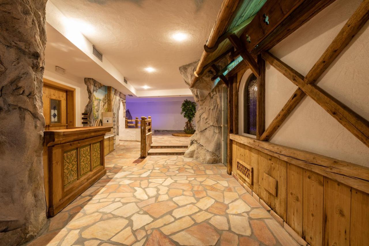 Hotel Soreghes Gran Chalet กัมปีเตลโลดีฟัสซา ภายนอก รูปภาพ
