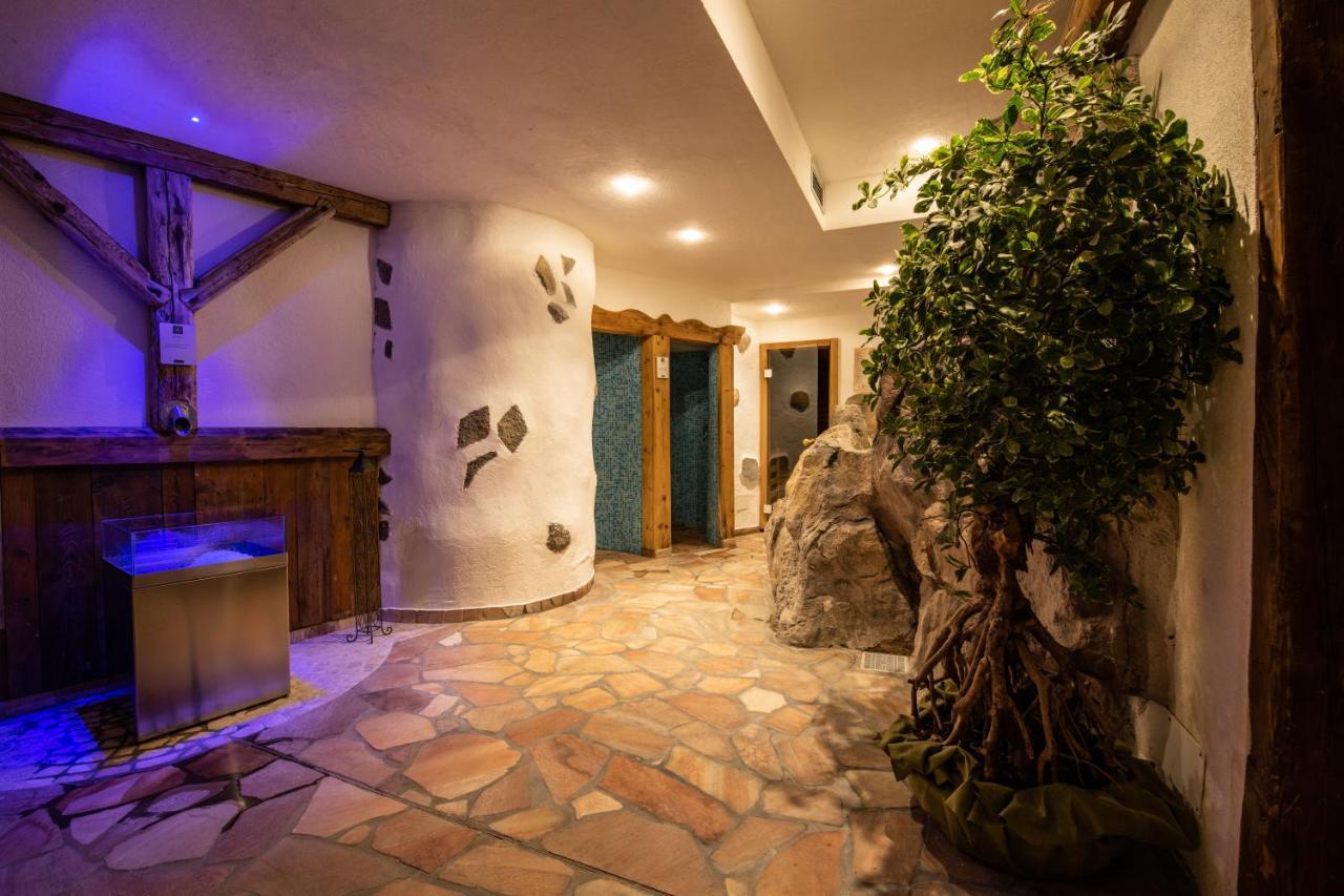 Hotel Soreghes Gran Chalet กัมปีเตลโลดีฟัสซา ภายนอก รูปภาพ