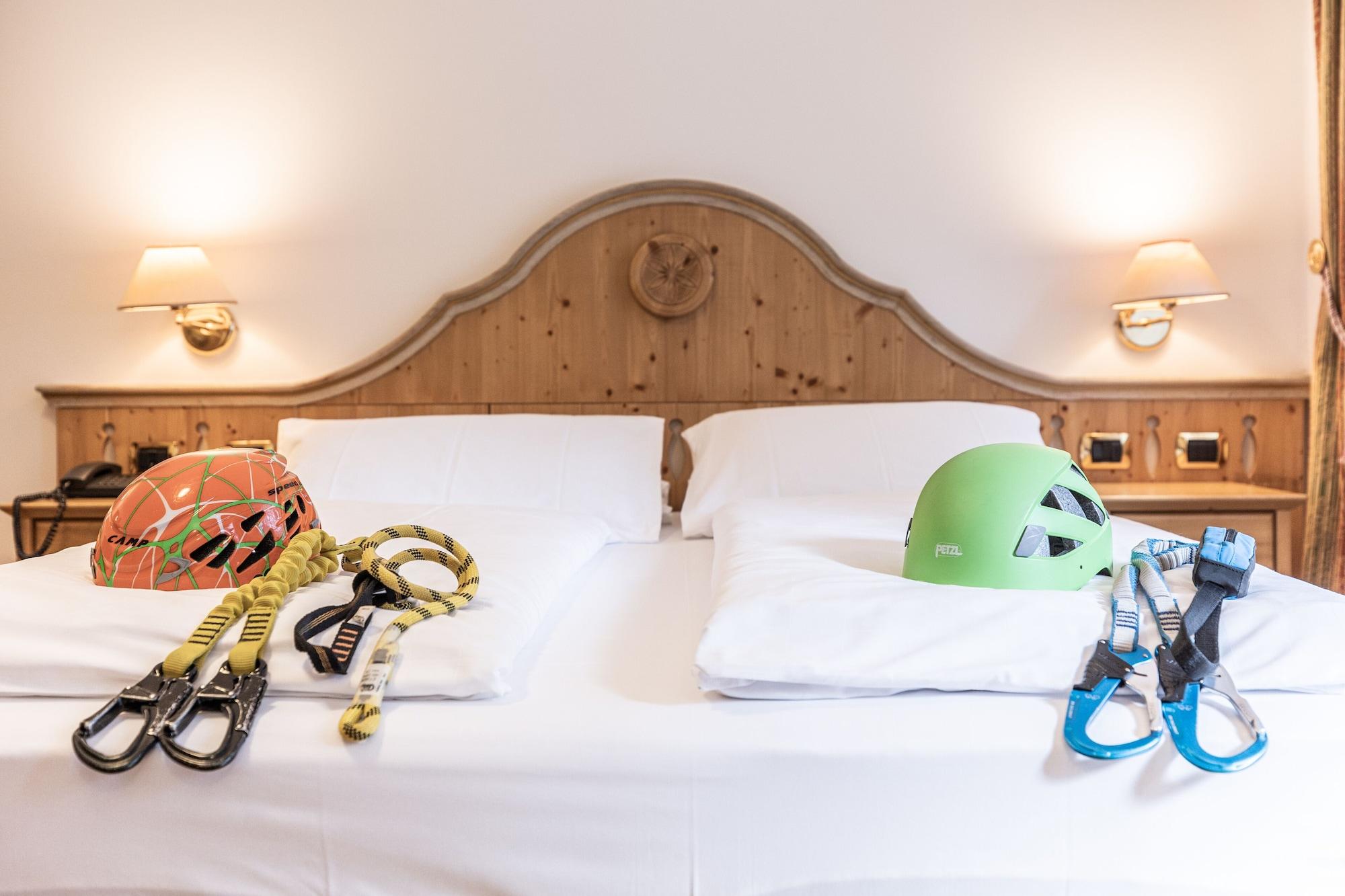 Hotel Soreghes Gran Chalet กัมปีเตลโลดีฟัสซา ภายนอก รูปภาพ