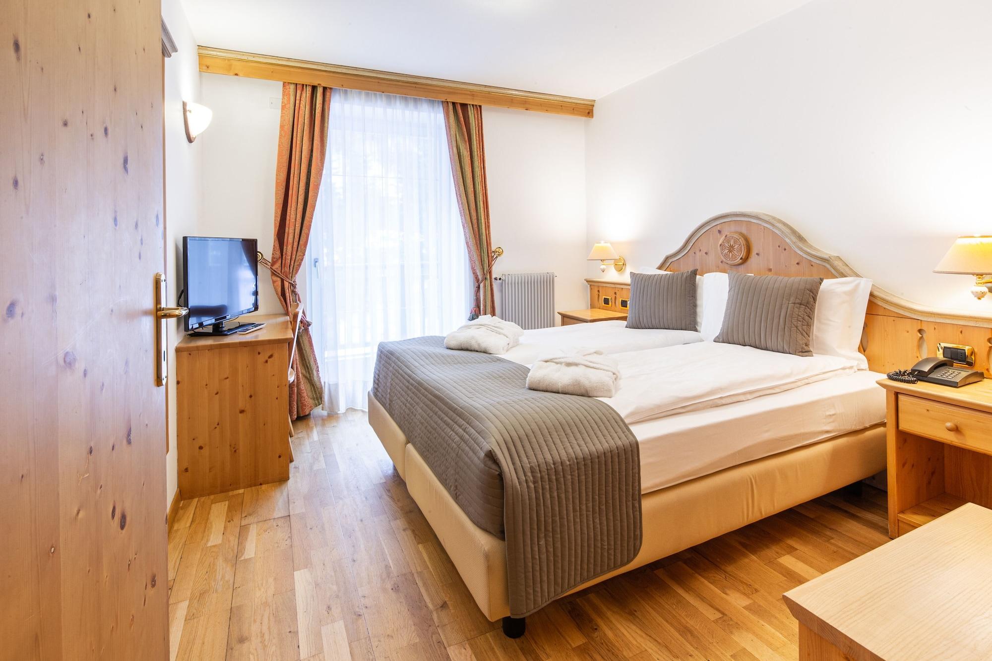 Hotel Soreghes Gran Chalet กัมปีเตลโลดีฟัสซา ภายนอก รูปภาพ