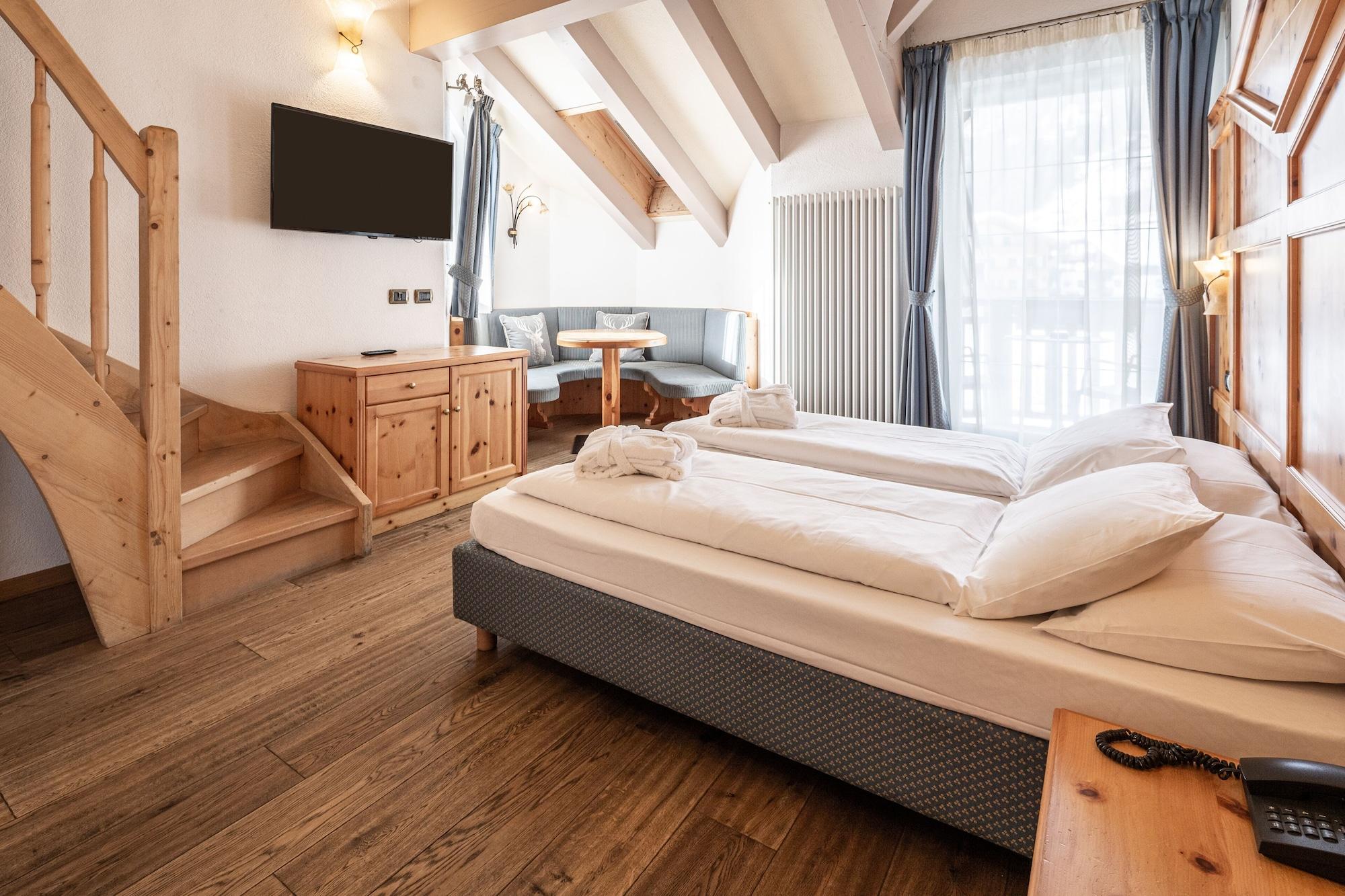 Hotel Soreghes Gran Chalet กัมปีเตลโลดีฟัสซา ภายนอก รูปภาพ