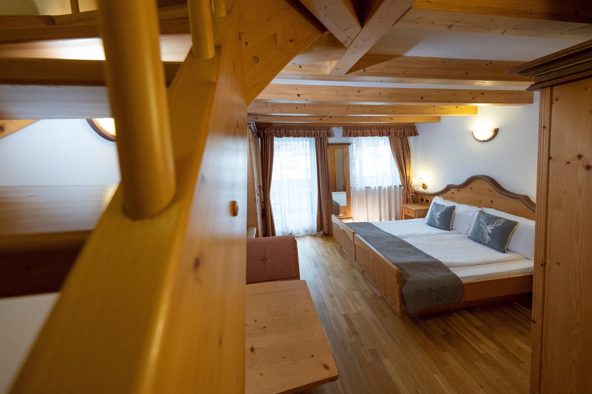 Hotel Soreghes Gran Chalet กัมปีเตลโลดีฟัสซา ภายนอก รูปภาพ