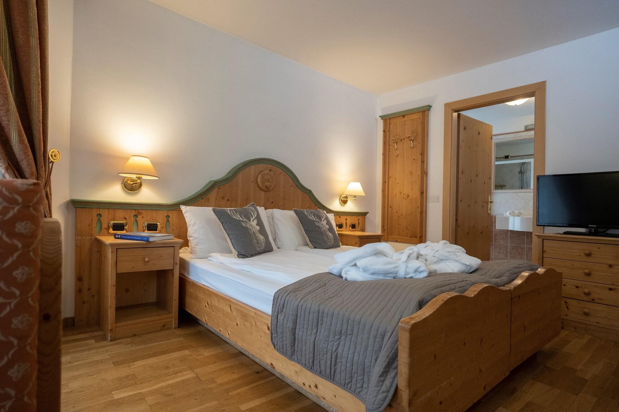 Hotel Soreghes Gran Chalet กัมปีเตลโลดีฟัสซา ภายนอก รูปภาพ
