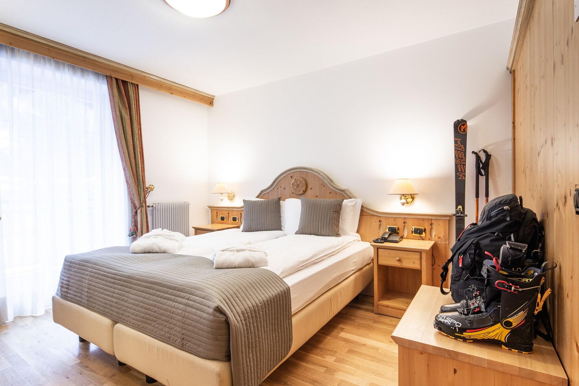 Hotel Soreghes Gran Chalet กัมปีเตลโลดีฟัสซา ภายนอก รูปภาพ