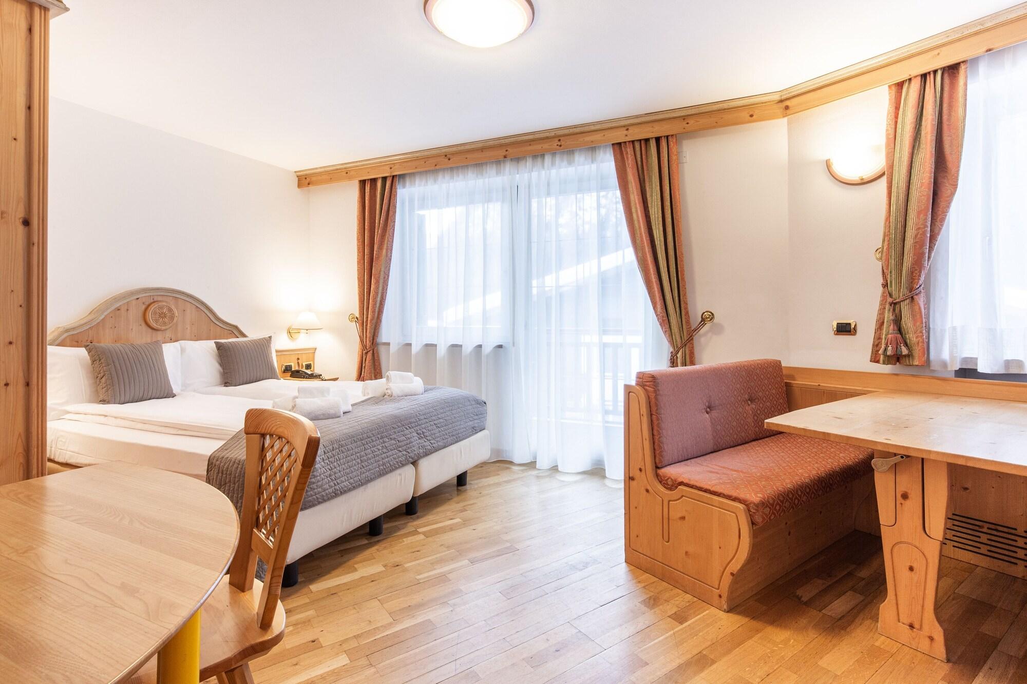 Hotel Soreghes Gran Chalet กัมปีเตลโลดีฟัสซา ภายนอก รูปภาพ