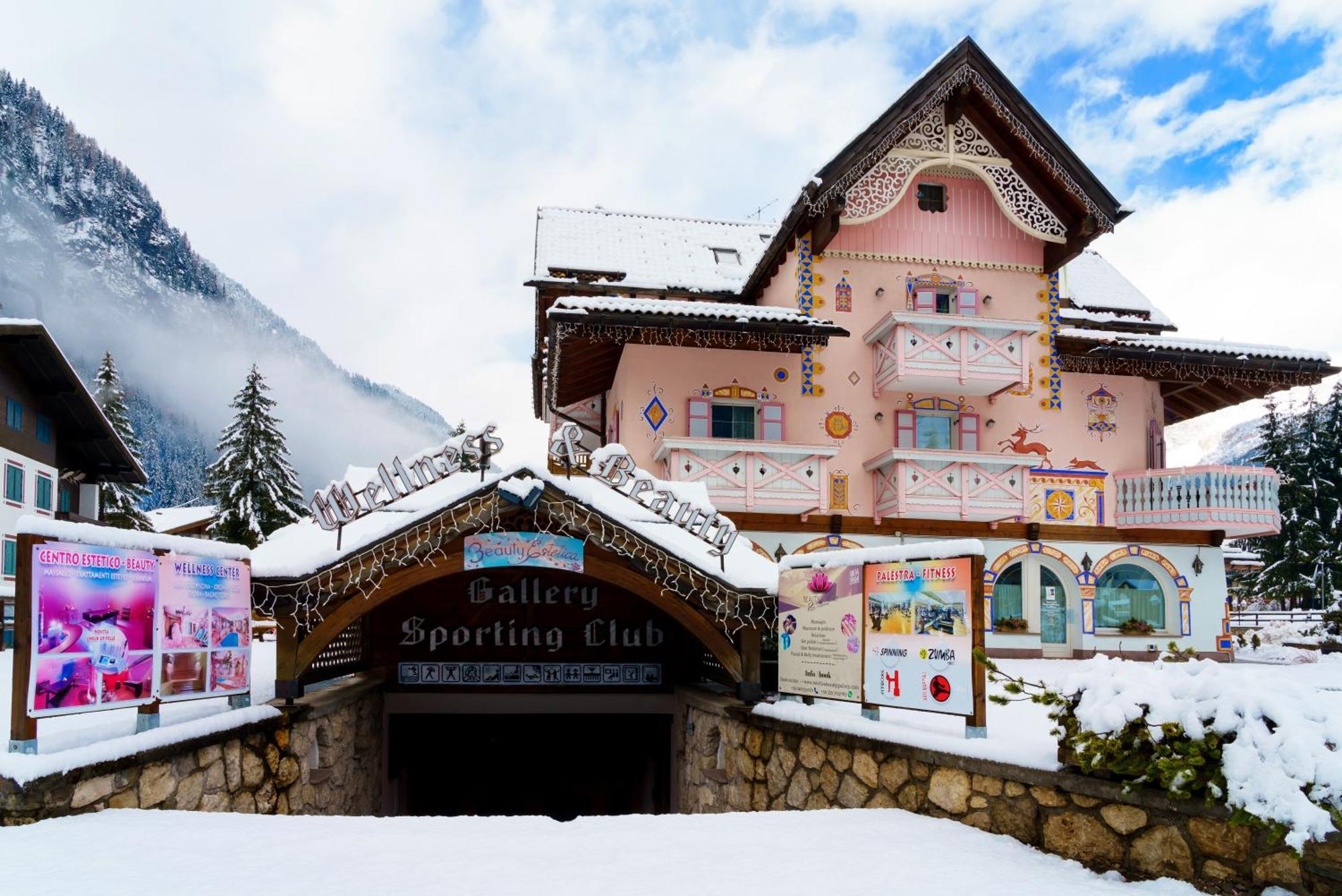 Hotel Soreghes Gran Chalet กัมปีเตลโลดีฟัสซา ภายนอก รูปภาพ