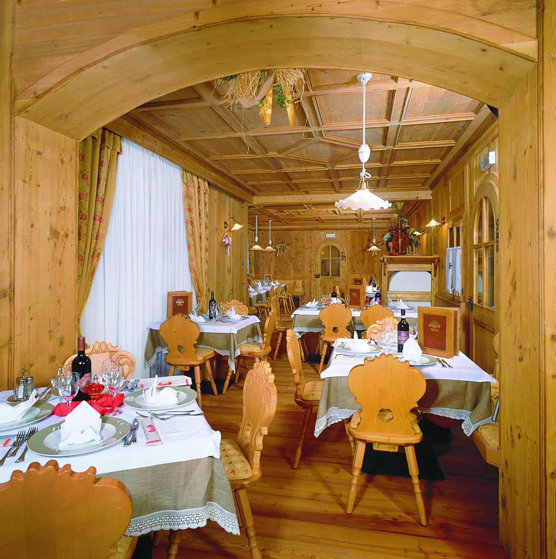 Hotel Soreghes Gran Chalet กัมปีเตลโลดีฟัสซา ภายนอก รูปภาพ