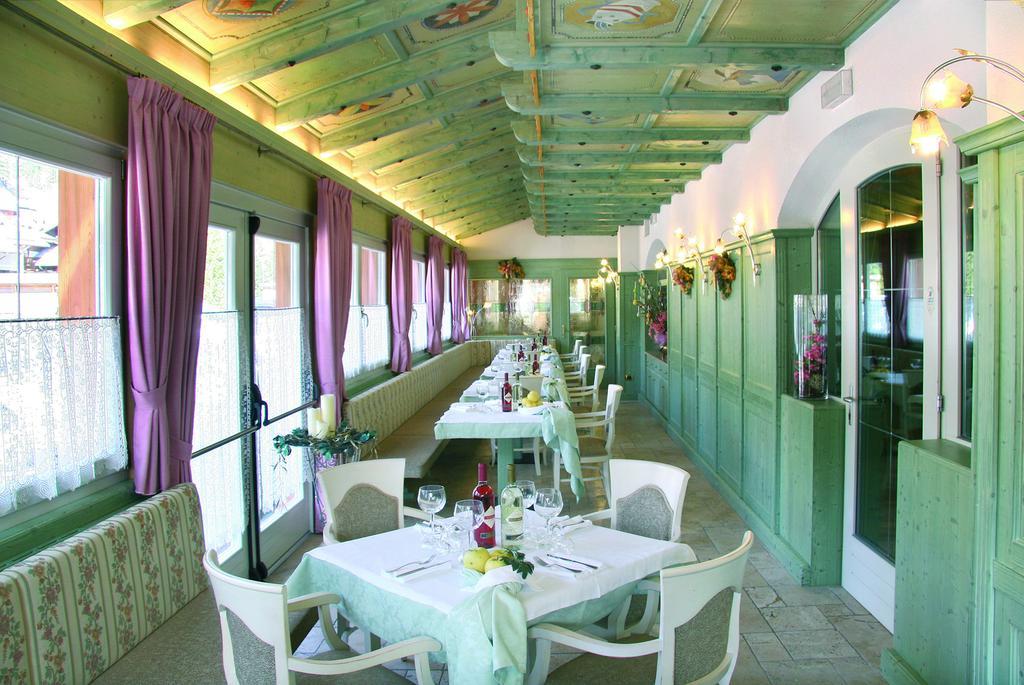 Hotel Soreghes Gran Chalet กัมปีเตลโลดีฟัสซา ภายนอก รูปภาพ