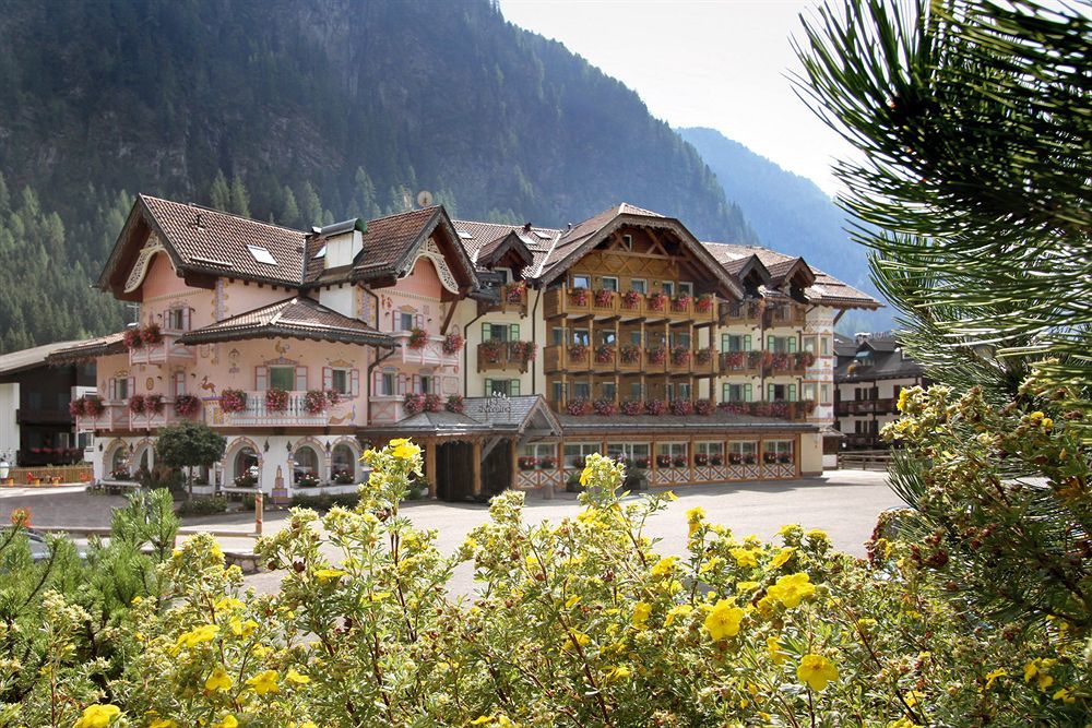 Hotel Soreghes Gran Chalet กัมปีเตลโลดีฟัสซา ภายนอก รูปภาพ